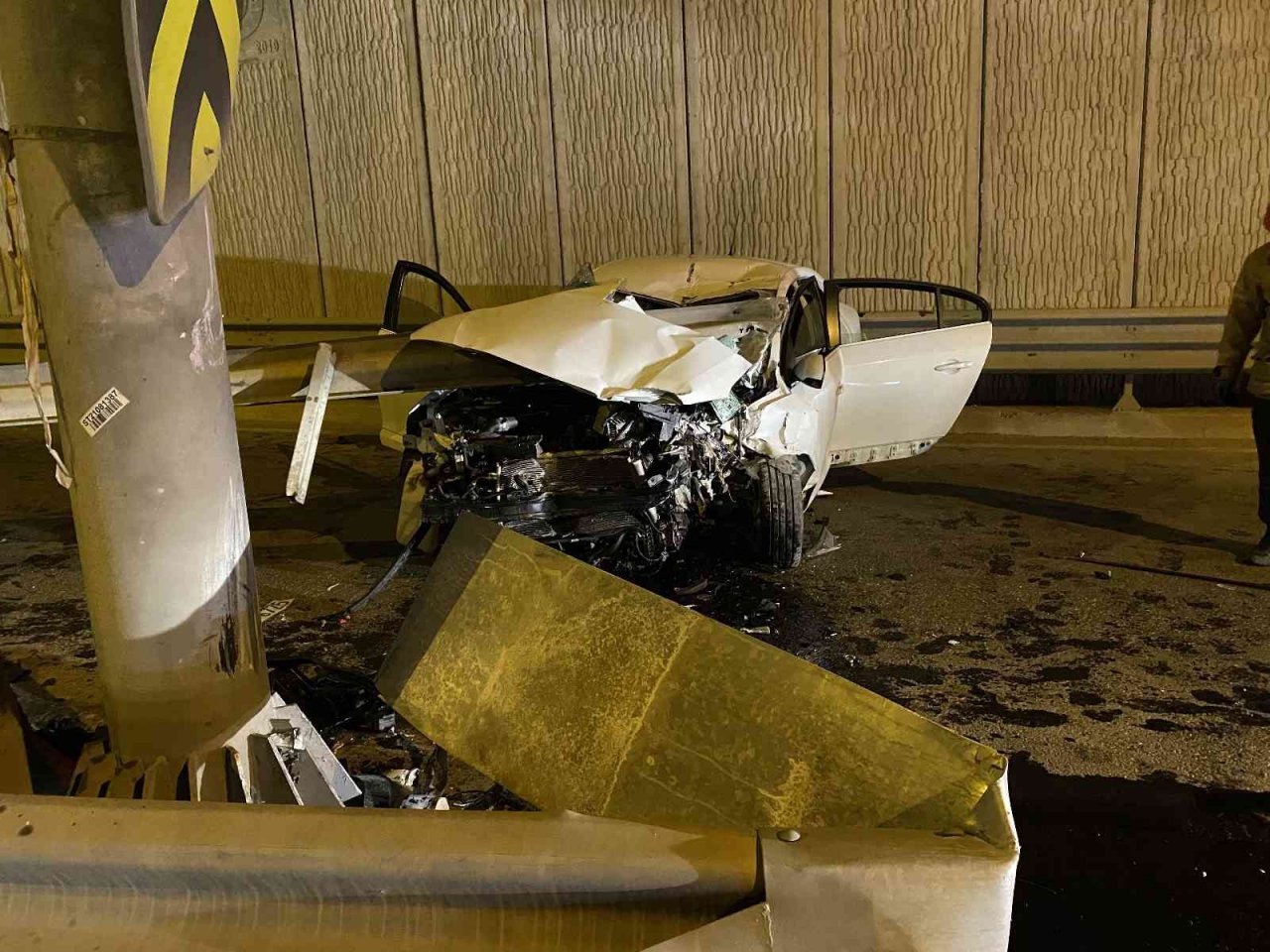 Kadıköy’de otomobil bariyerlere ok gibi saplandı