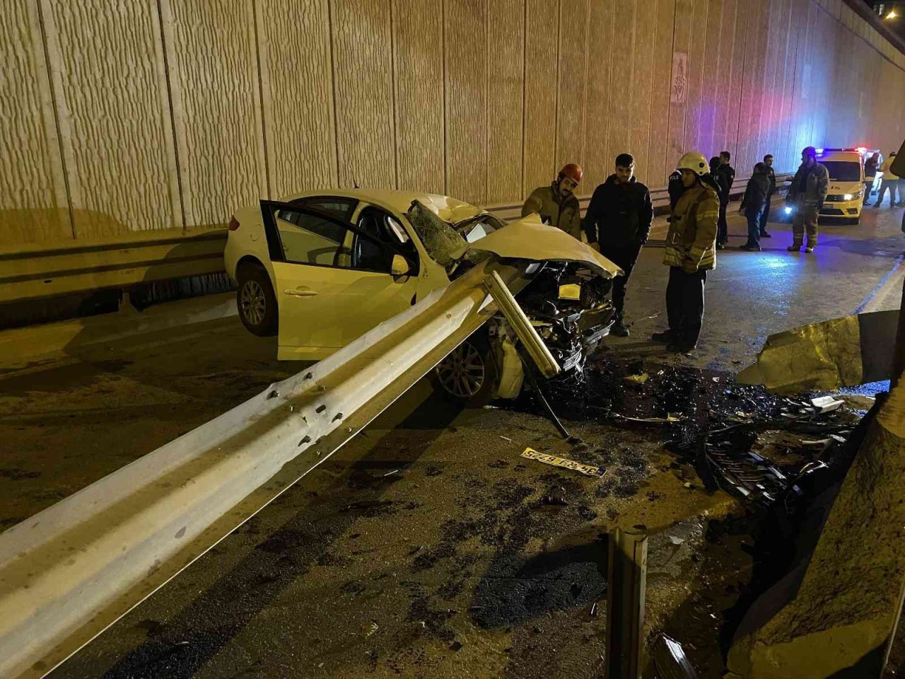 Kadıköy’de otomobil bariyerlere ok gibi saplandı