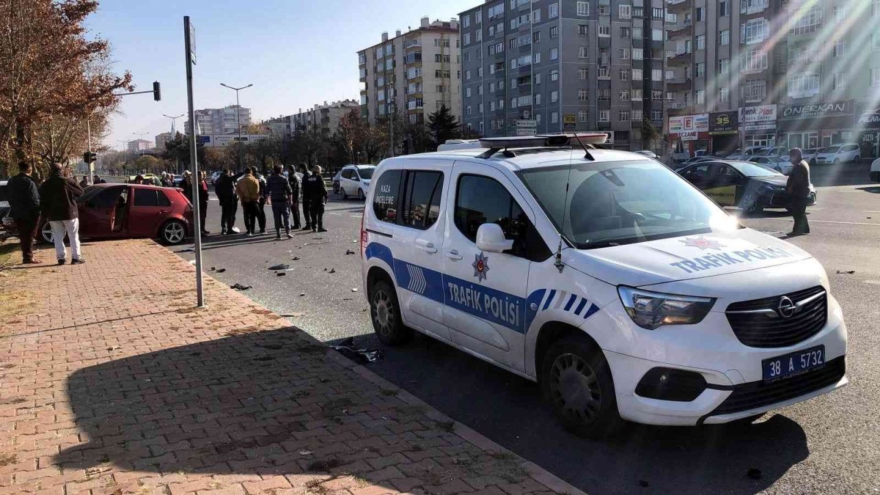 Otomobiller çarpıştı: 2 yaralı