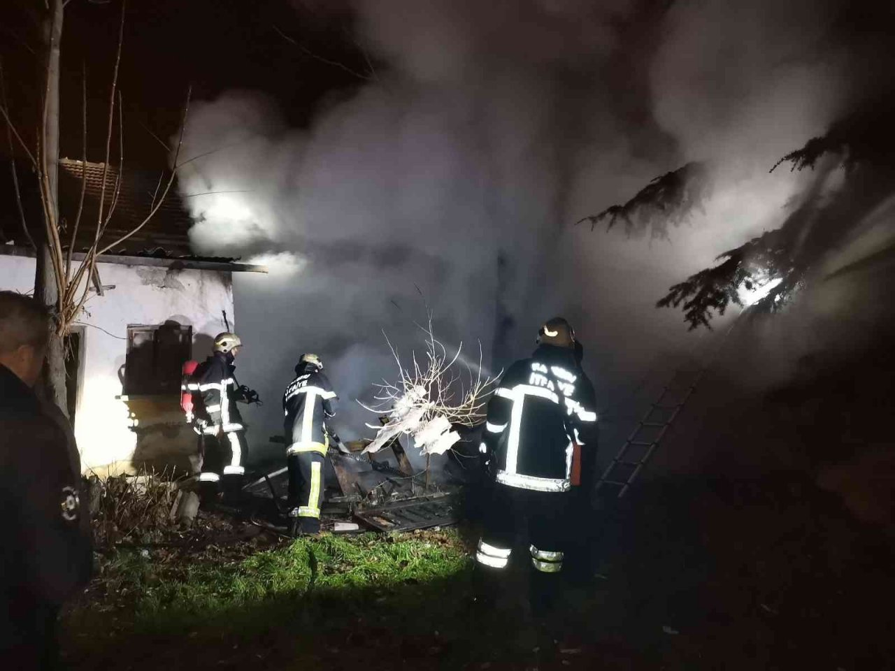 Odunlukta çıkan yangın 2 eve hasar verdi