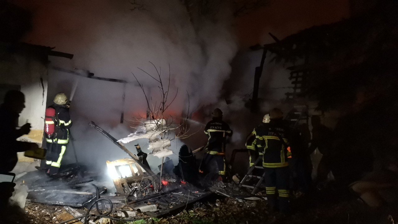 Odunlukta çıkan yangın 2 eve hasar verdi