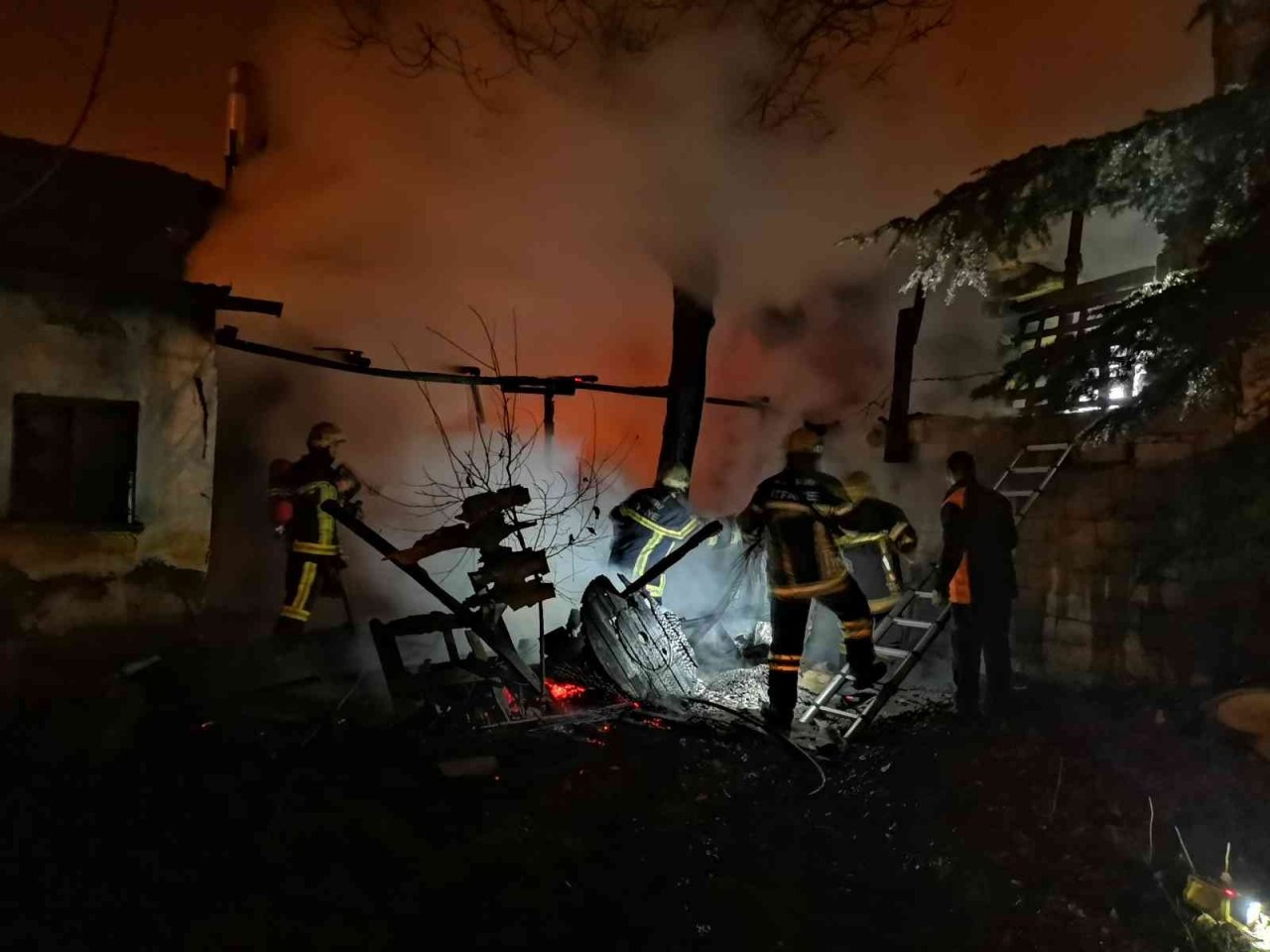 Odunlukta çıkan yangın 2 eve hasar verdi