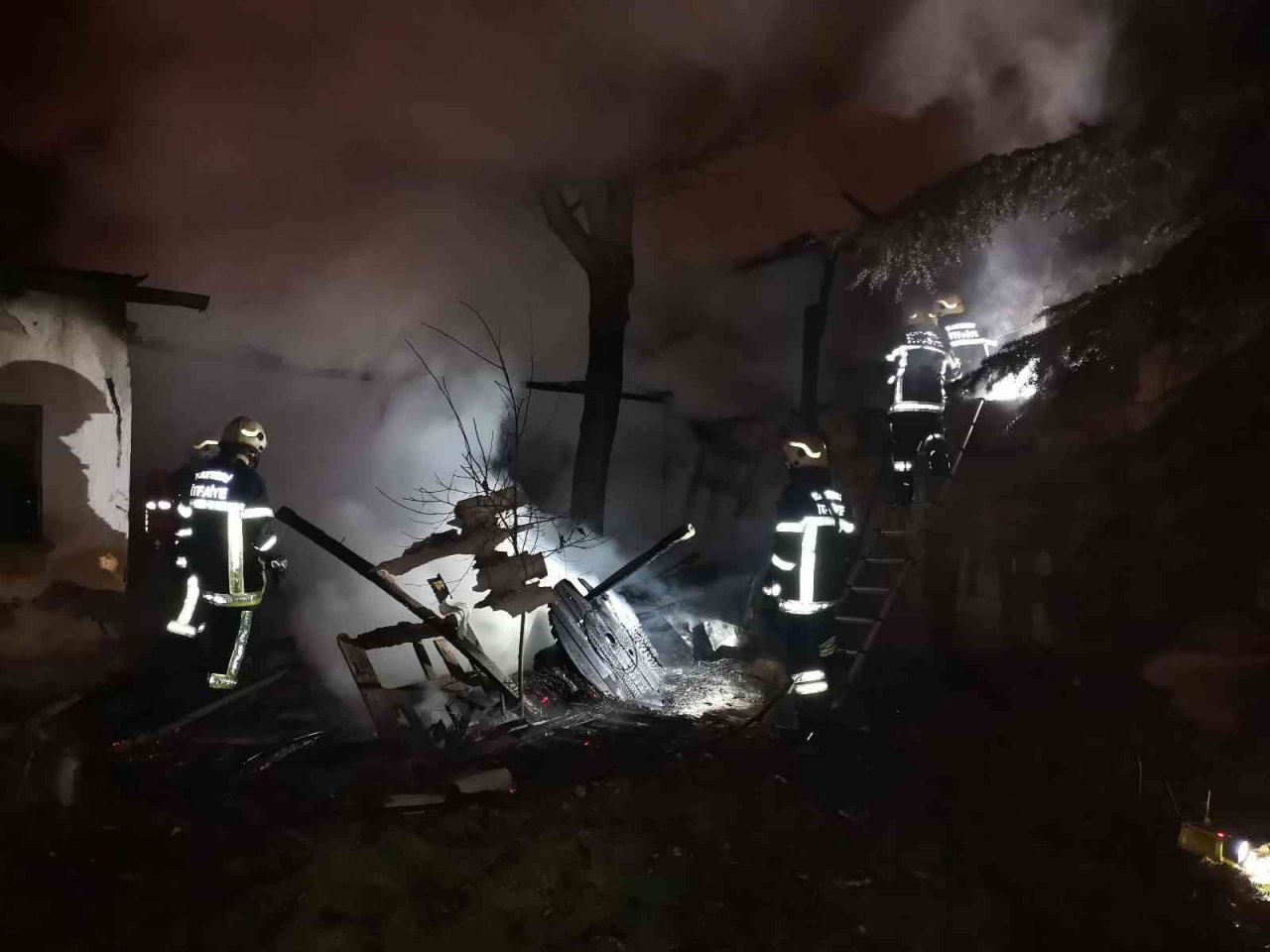 Odunlukta çıkan yangın 2 eve hasar verdi