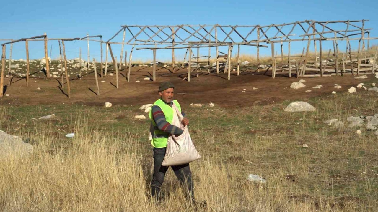 Konyaaltı, otlakları gübreliyor