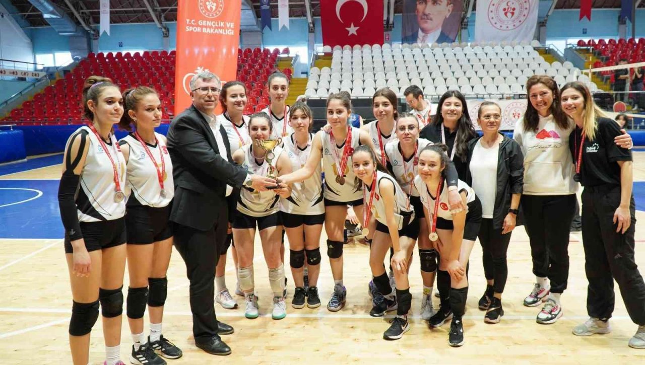 Manisa’da okul sporları gençler voleybol müsabakaları tamamlandı