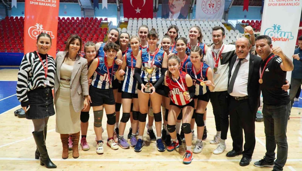 Manisa’da okul sporları gençler voleybol müsabakaları tamamlandı
