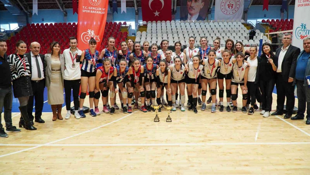 Manisa’da okul sporları gençler voleybol müsabakaları tamamlandı