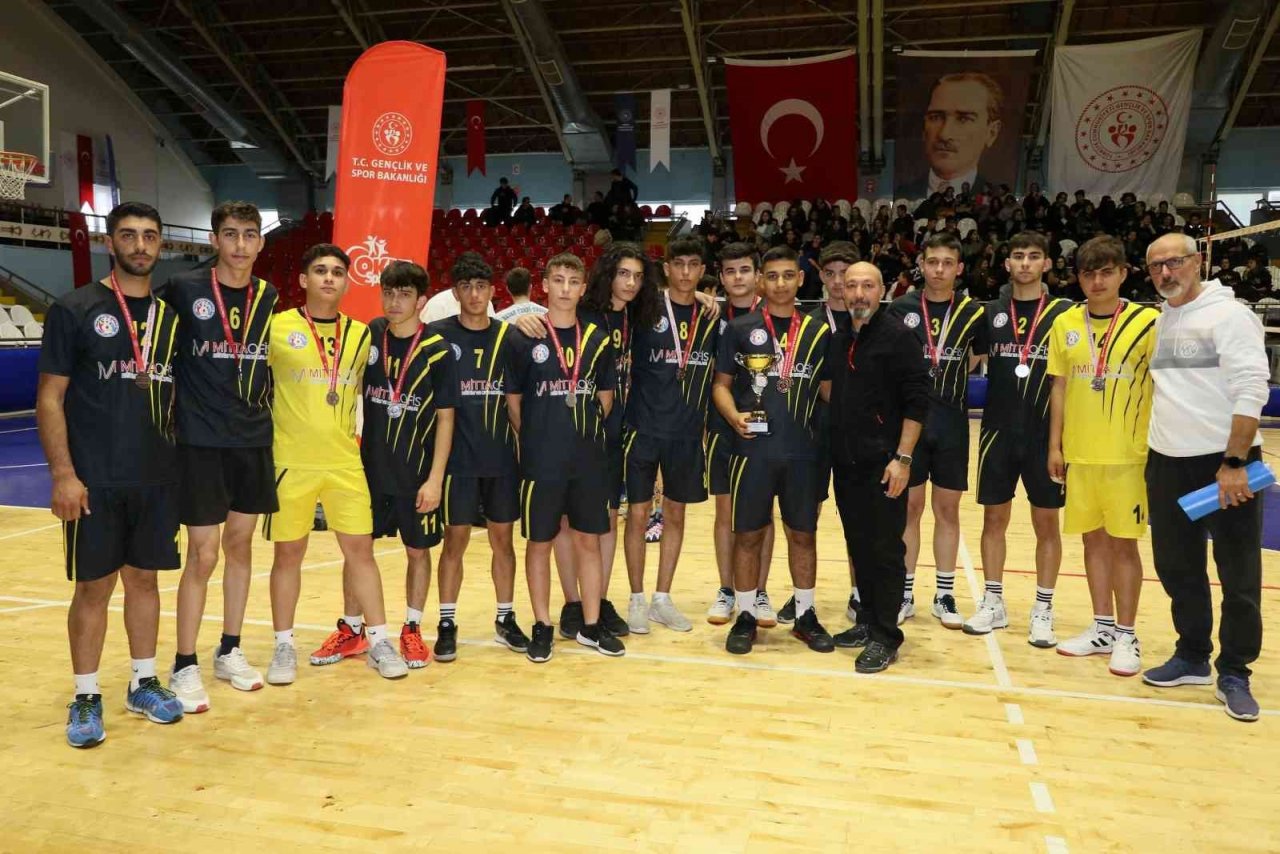 Manisa’da okul sporları gençler voleybol müsabakaları tamamlandı