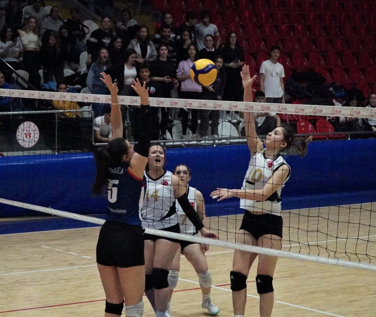 Manisa’da okul sporları gençler voleybol müsabakaları tamamlandı