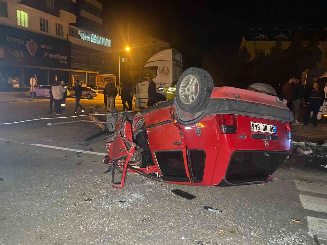 Nevşehir’de otomobilin aydınlatma direğine çarpıp devrildiği anlar kamerada