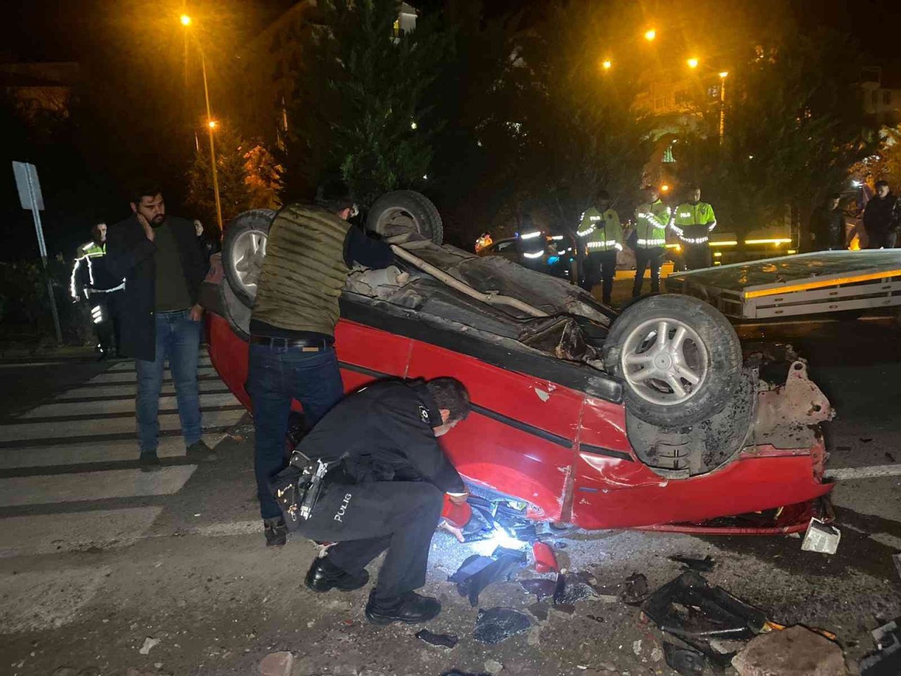 Nevşehir’de otomobilin aydınlatma direğine çarpıp devrildiği anlar kamerada