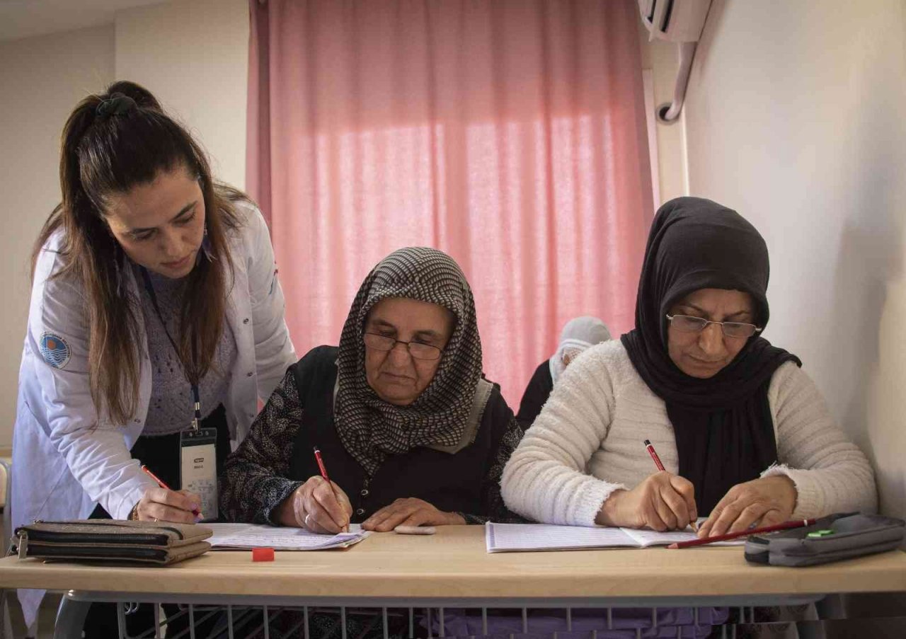 Mersin’de okuma yazma bilmeyen kadınlara özel kurs