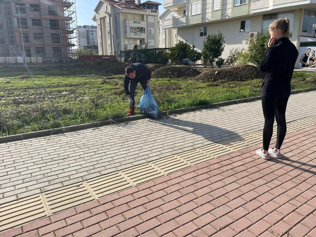 Gazipaşa’da yaşayan yerleşik Ruslar, cadde ve sokaklarda çöp topladı