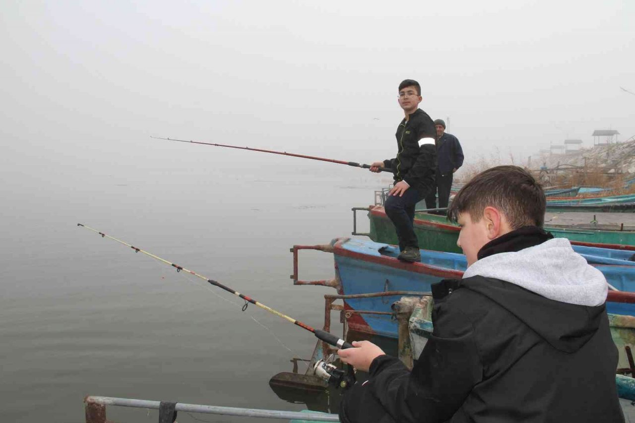 Yoğun sisten Beyşehir Gölü görünmez oldu, balıkçılar avlanmaya ara verdi