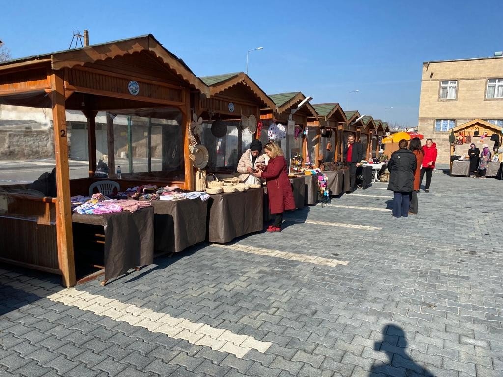 Talas ’Maharetli Eller Kadın Üretici Pazarı’na İlgi Büyük