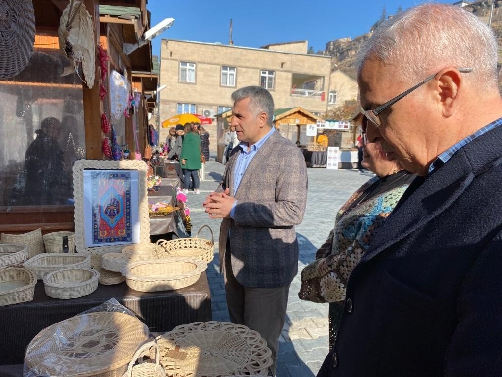 Talas ’Maharetli Eller Kadın Üretici Pazarı’na İlgi Büyük