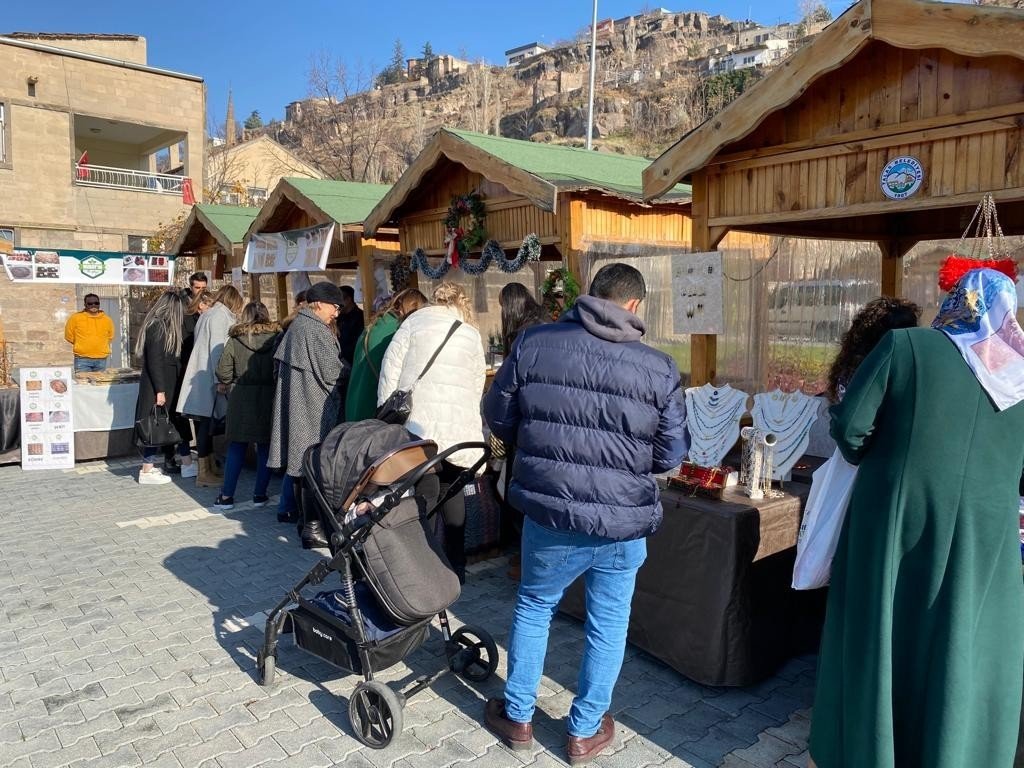 Talas ’Maharetli Eller Kadın Üretici Pazarı’na İlgi Büyük