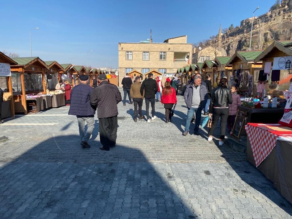Talas ’Maharetli Eller Kadın Üretici Pazarı’na İlgi Büyük