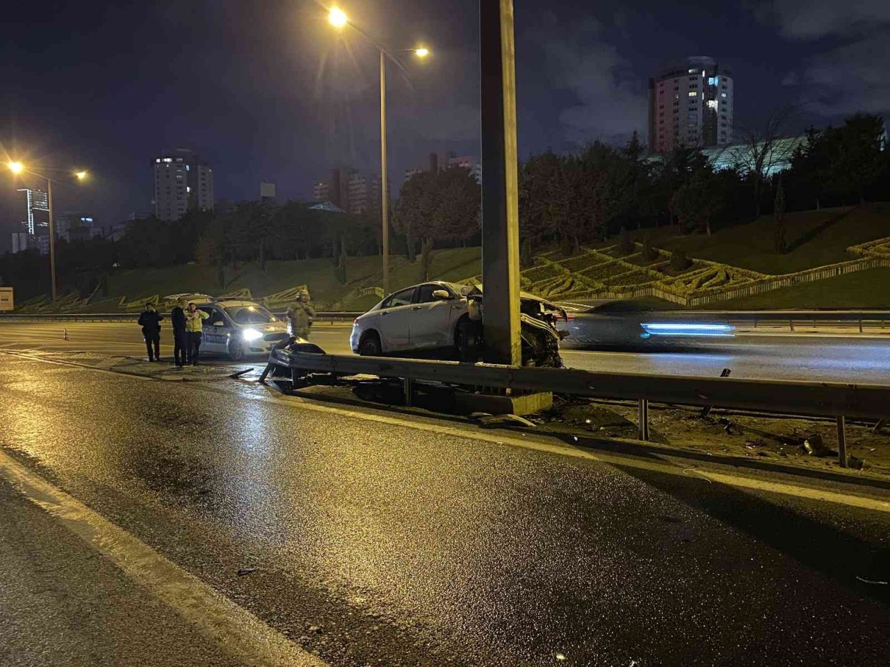Tem’de kontrolden çıkan araç orta refüje çarptı: 1 yaralı