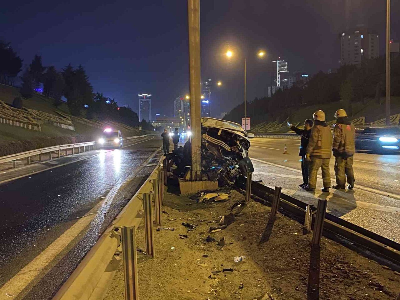 Tem’de kontrolden çıkan araç orta refüje çarptı: 1 yaralı