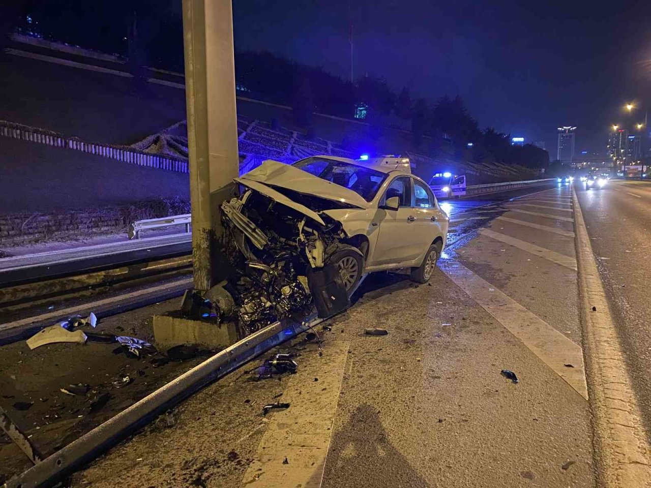 Tem’de kontrolden çıkan araç orta refüje çarptı: 1 yaralı