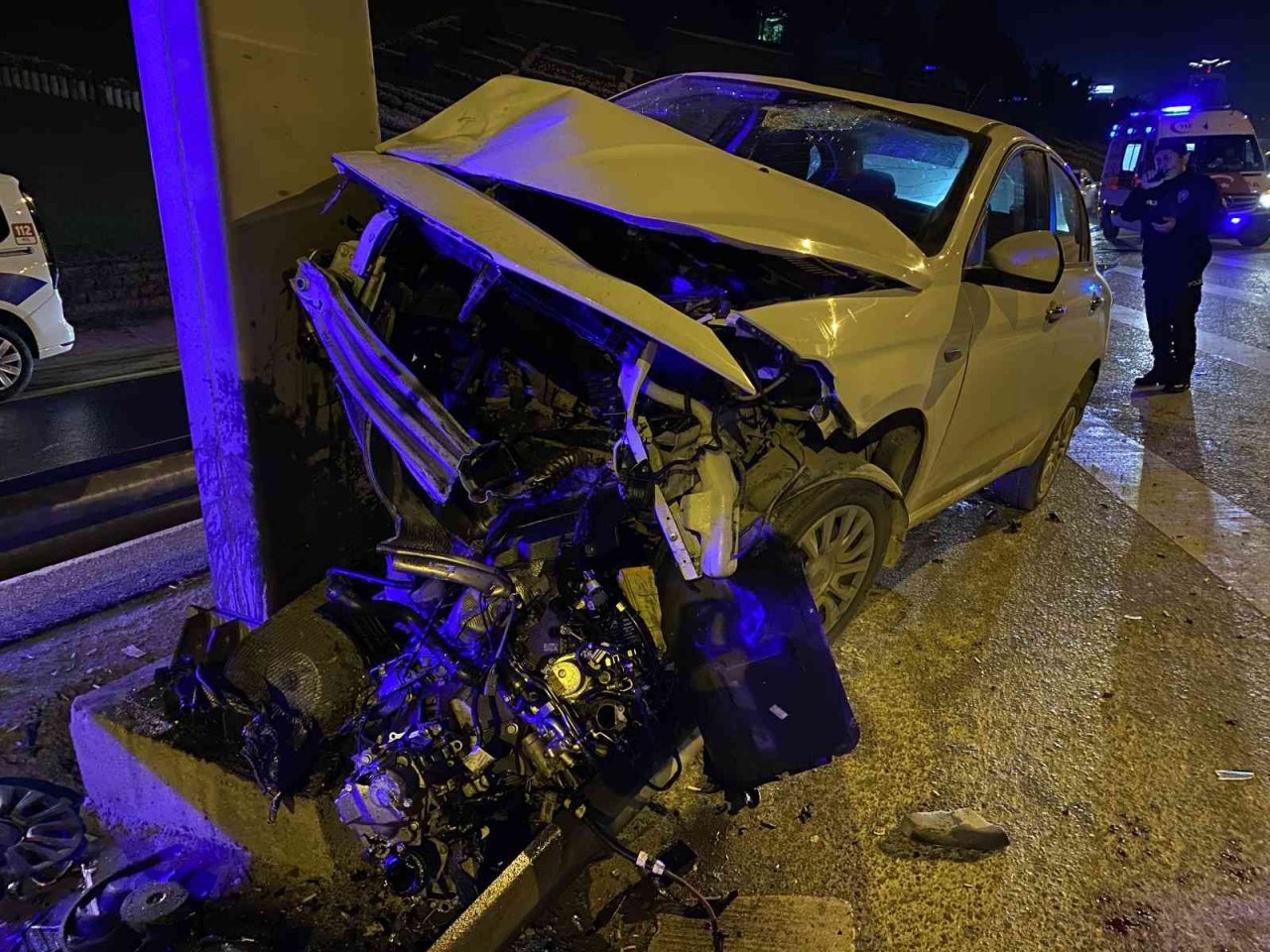 Tem’de kontrolden çıkan araç orta refüje çarptı: 1 yaralı