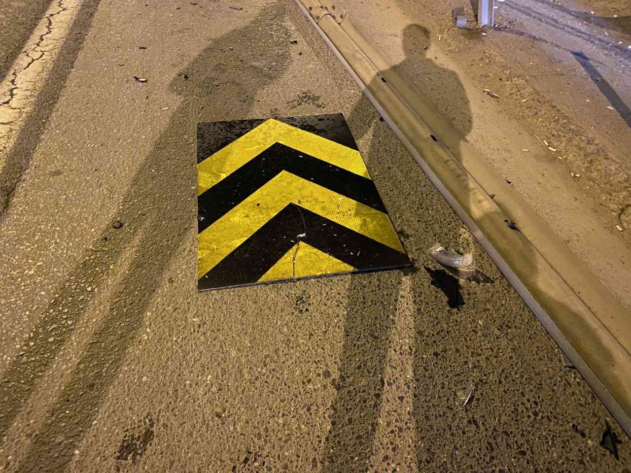 Tem’de kontrolden çıkan araç orta refüje çarptı: 1 yaralı