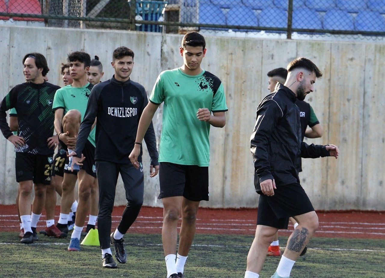 Denizlispor U19 Takımı, ilk yarıda zirveye ortak oldu