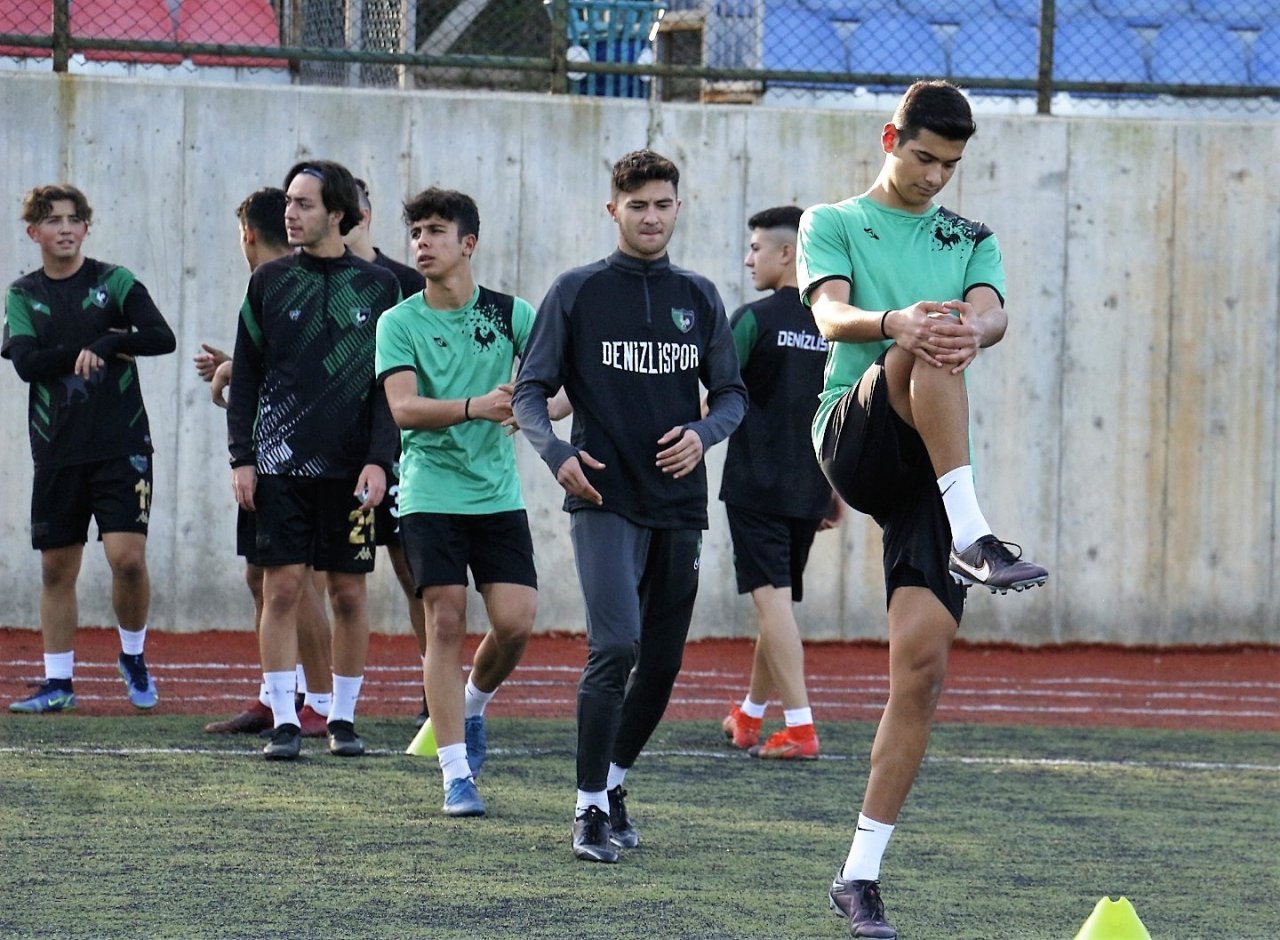 Denizlispor U19 Takımı, ilk yarıda zirveye ortak oldu