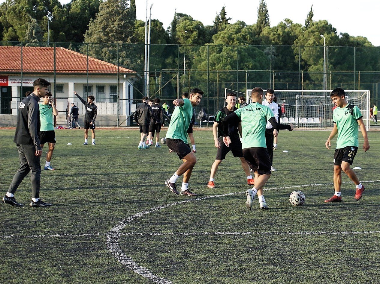 Denizlispor U19 Takımı, ilk yarıda zirveye ortak oldu