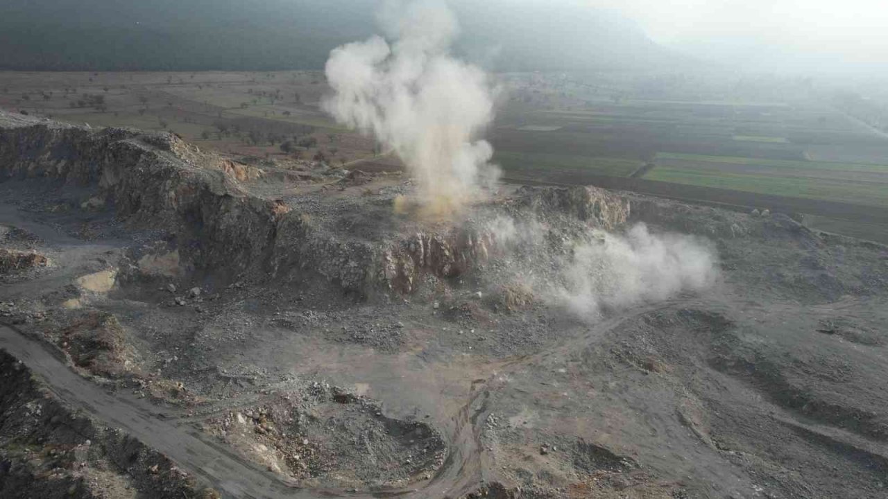 Dev kayalar dinamitle parçalandı