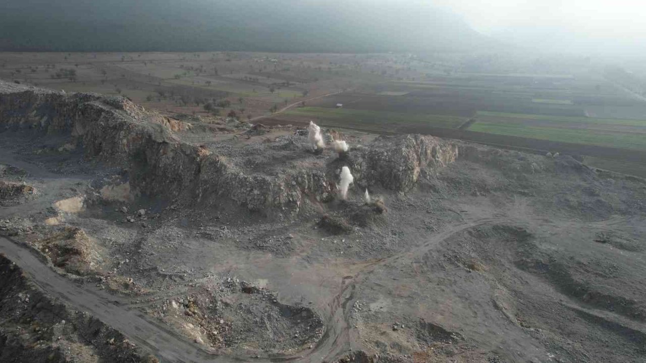 Dev kayalar dinamitle parçalandı