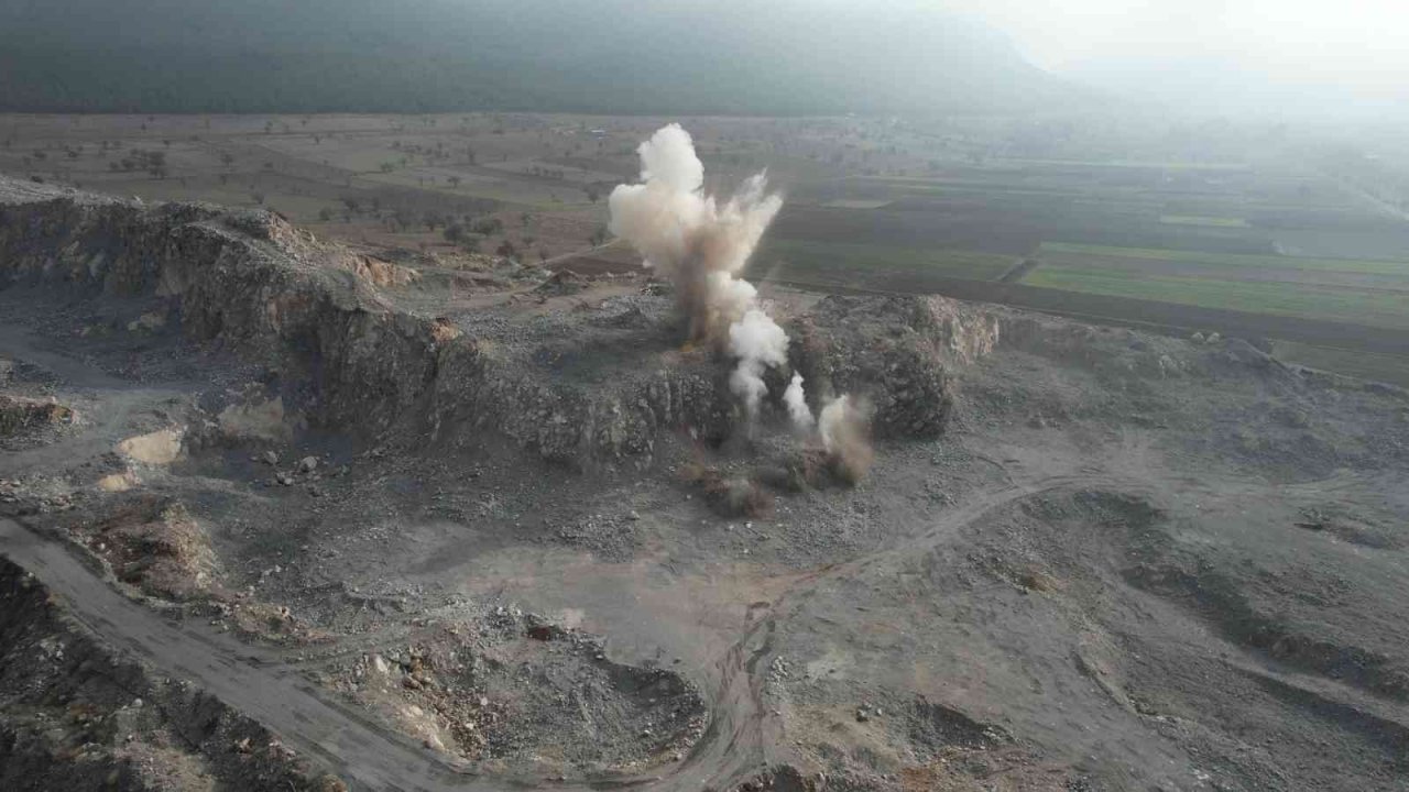 Dev kayalar dinamitle parçalandı