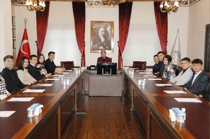 Vali Yiğitbaşı, gençlerin kariyer planlarını dinledi