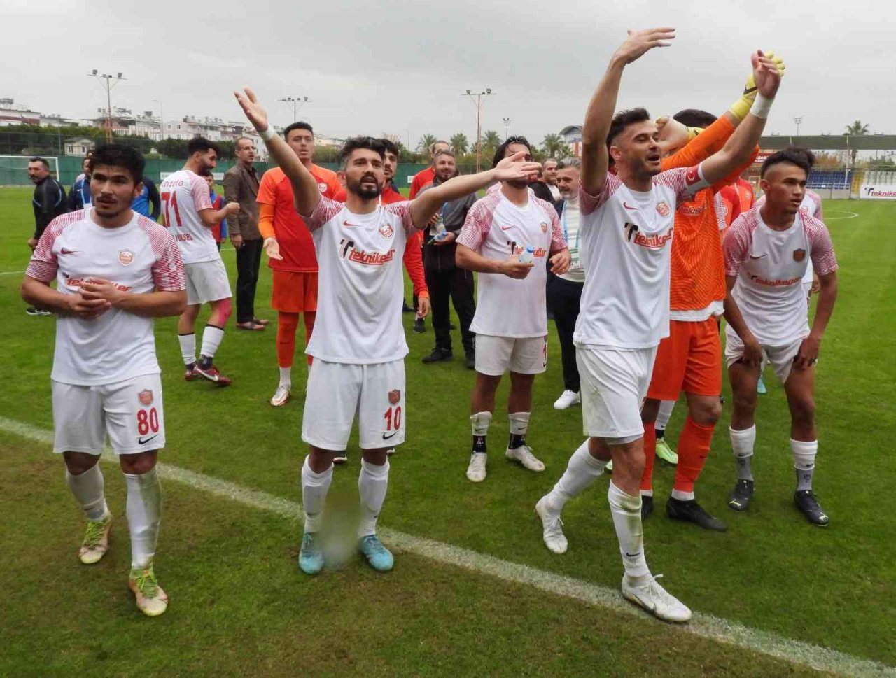Kepez Belediyespor zirvedeki yerini korudu