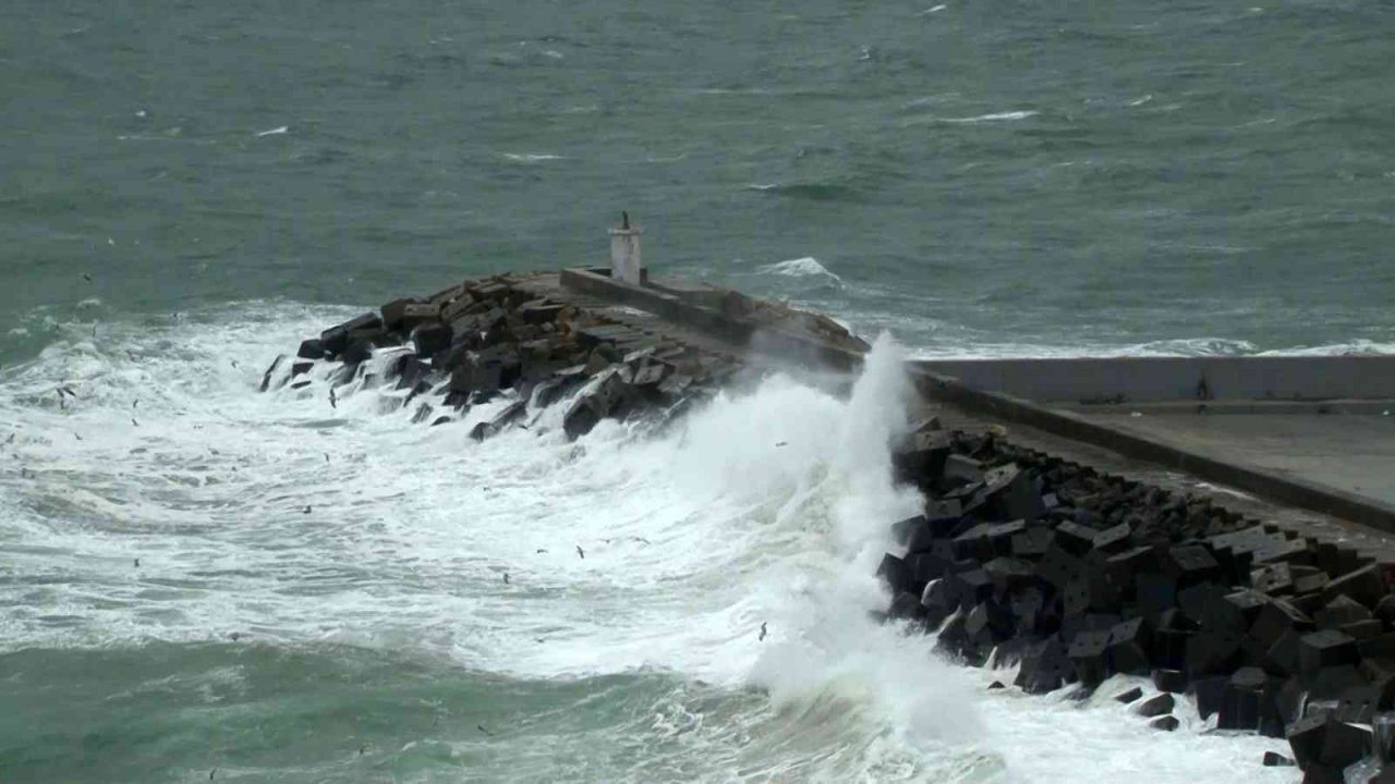 Arnavutköy’de dev dalgalar oluştu