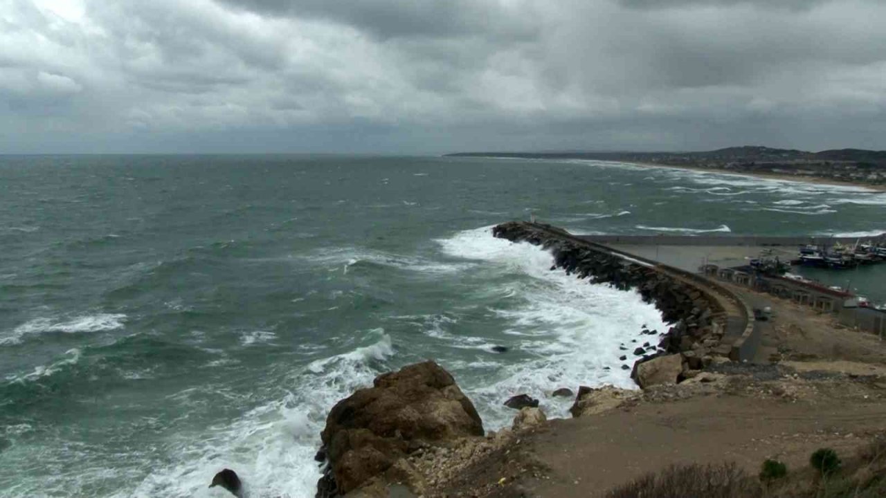 Arnavutköy’de dev dalgalar oluştu
