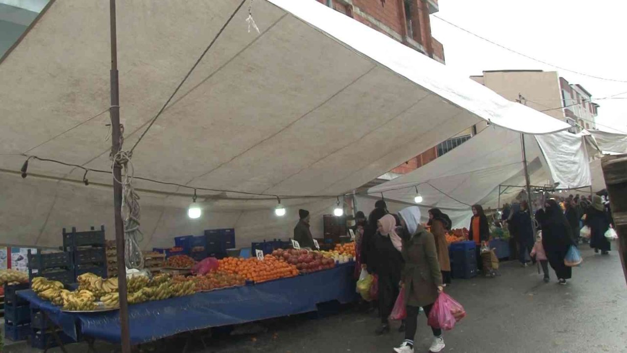 Arnavutköy’de fırtına nedeniyle bazı pazarcılar çadır kuramazken bazılarıysa ısınmak için ateş yaktı