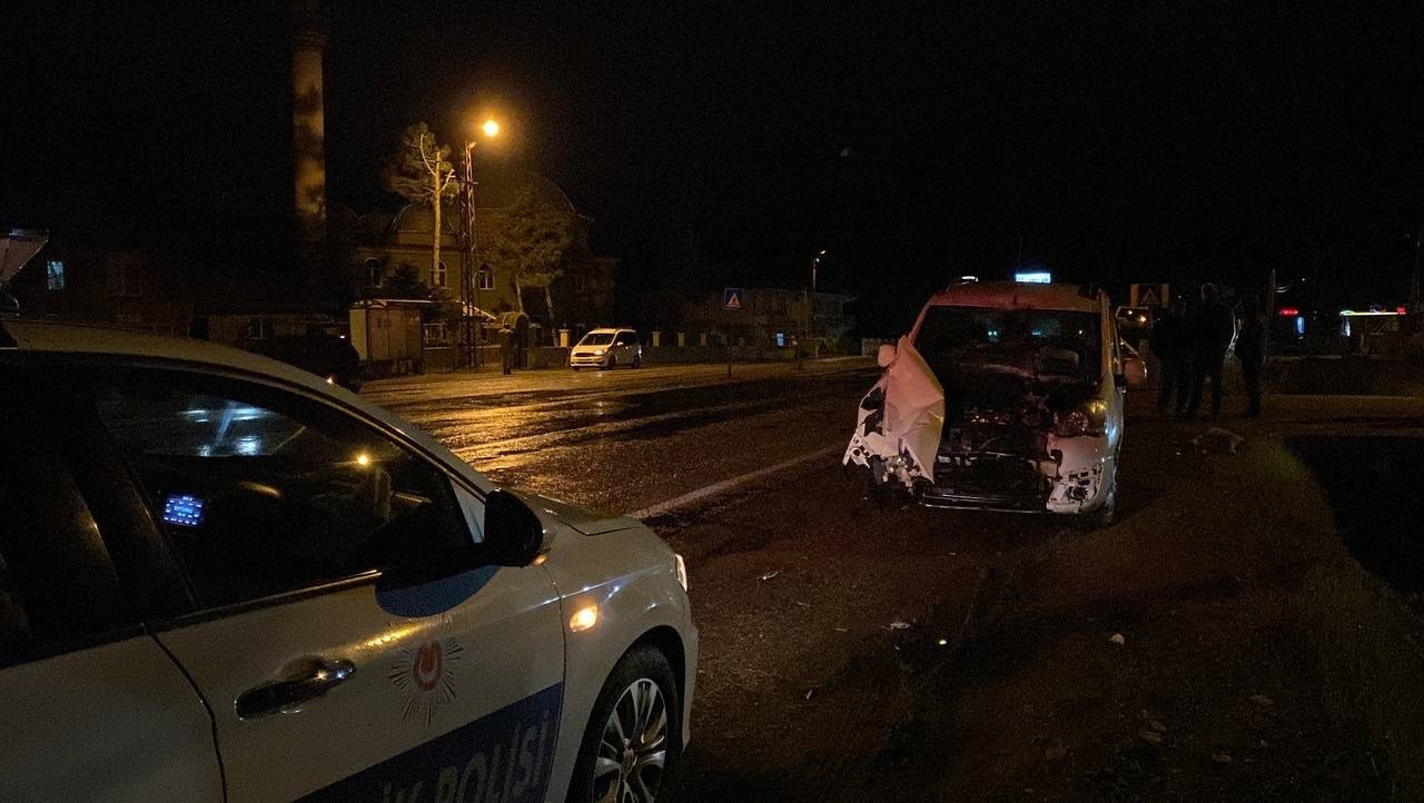 Hafif ticari araç patpata çarptı: 4 yaralı