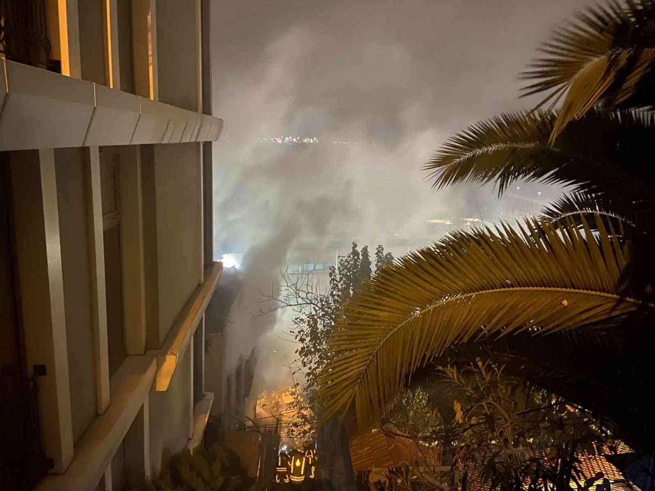 Beyoğlu’nda evsizlerin kaldığı 3 katlı metruk bina alev alev yandı