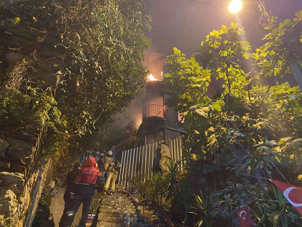 Beyoğlu’nda evsizlerin kaldığı 3 katlı metruk bina alev alev yandı