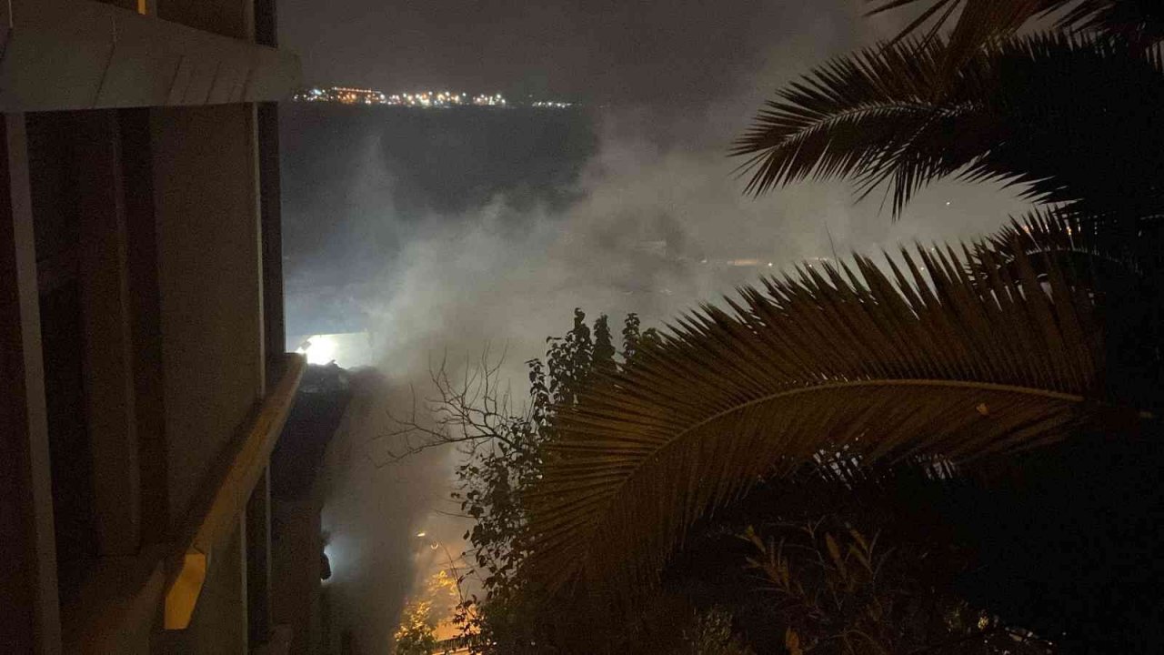 Beyoğlu’nda evsizlerin kaldığı 3 katlı metruk bina alev alev yandı
