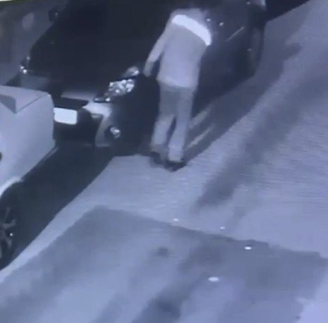 Bıçakla araçların lastiklerini patlattı, o anlar kameralarda