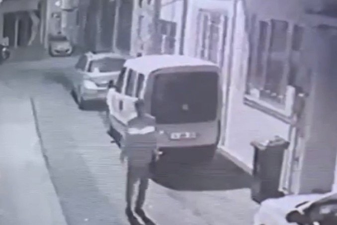 Bıçakla araçların lastiklerini patlattı, o anlar kameralarda