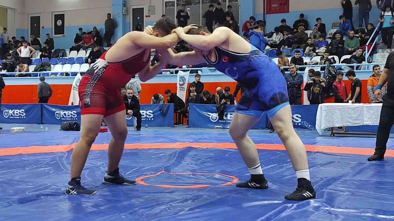 Bursa’da geleneksel Reşit Karabacak serbest güreş turnuvası yapıldı