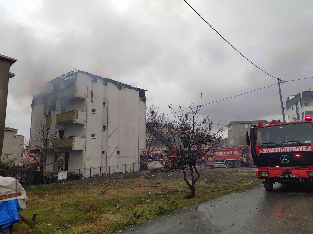 Büyükçekmece’de bir binanın çatı katında çıkan yangın paniğe neden oldu