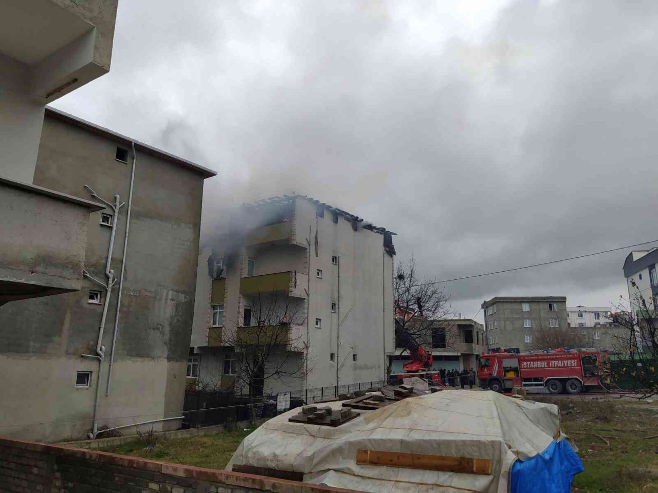 Büyükçekmece’de bir binanın çatı katında çıkan yangın paniğe neden oldu