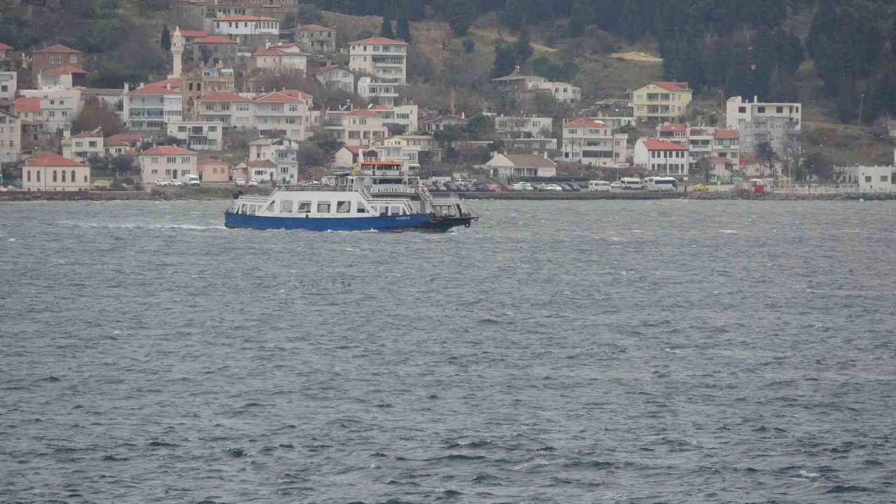 Gökçeada ve Bozcaada’ya fırtına nedeniyle bugün ve yarın tüm feribot seferleri iptal edildi