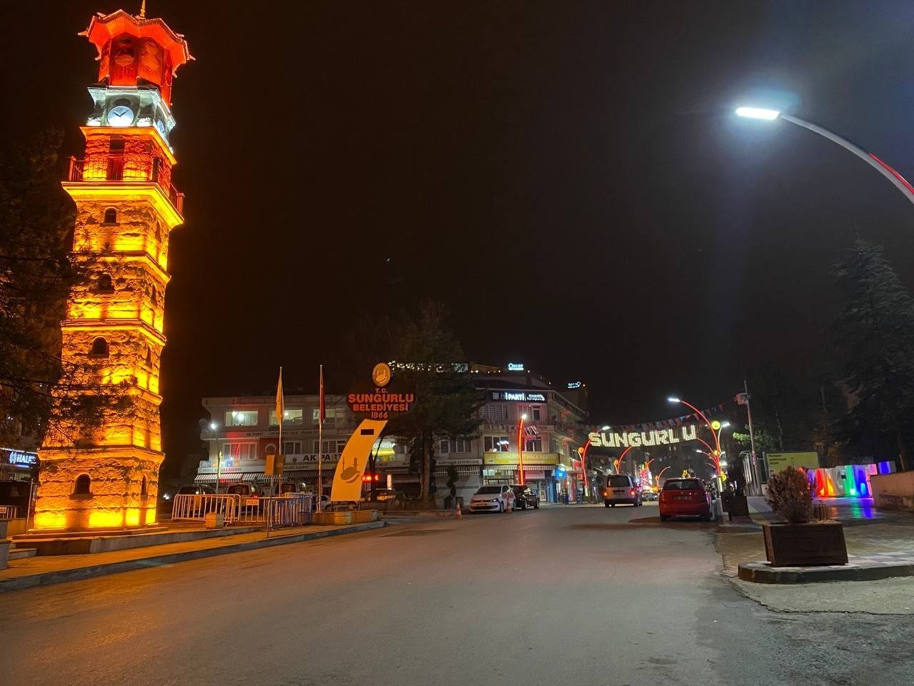 Restorasyonu tamamlanan tarihi Saat Kulesi ışıl ışıl