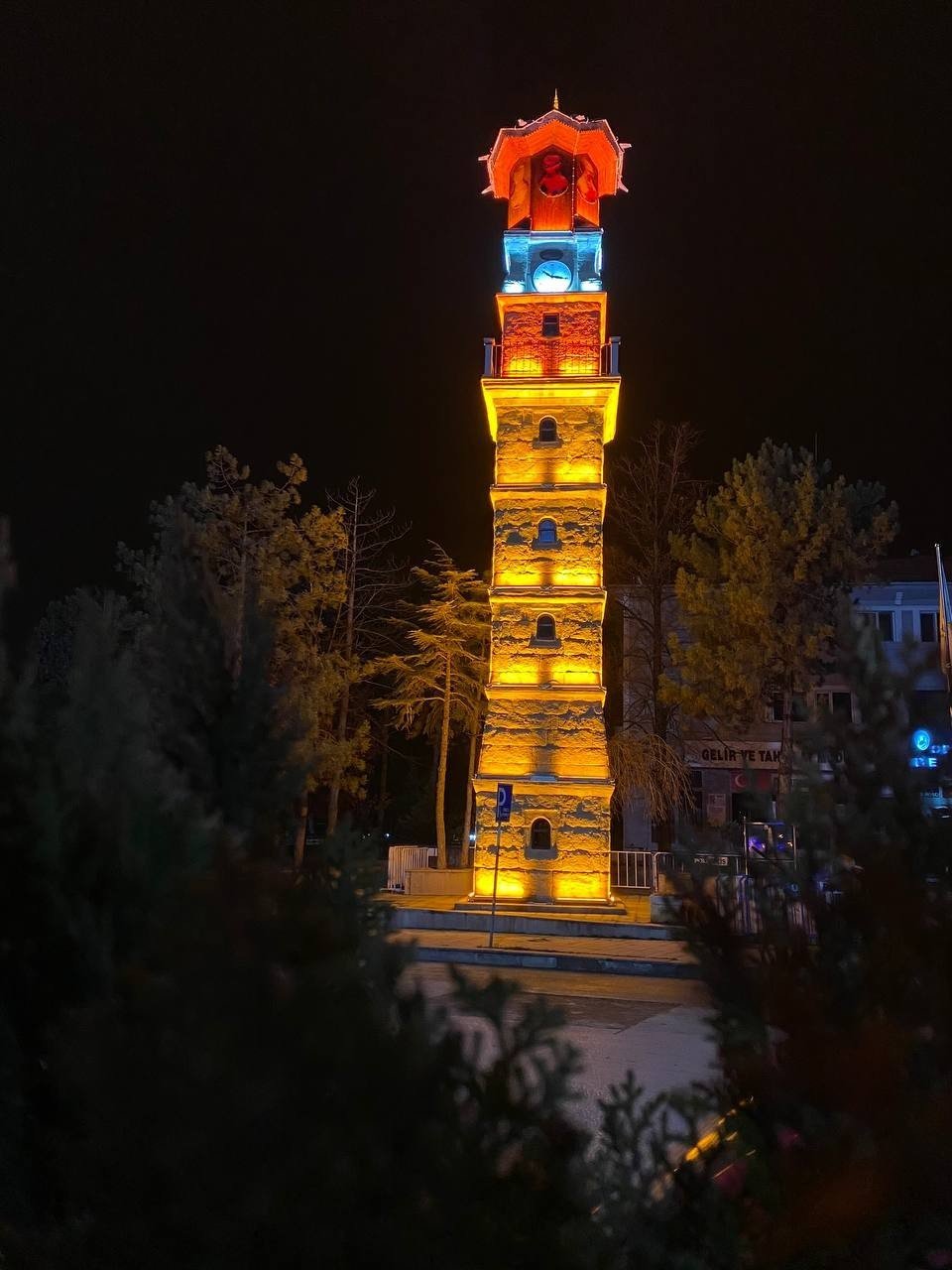 Restorasyonu tamamlanan tarihi Saat Kulesi ışıl ışıl